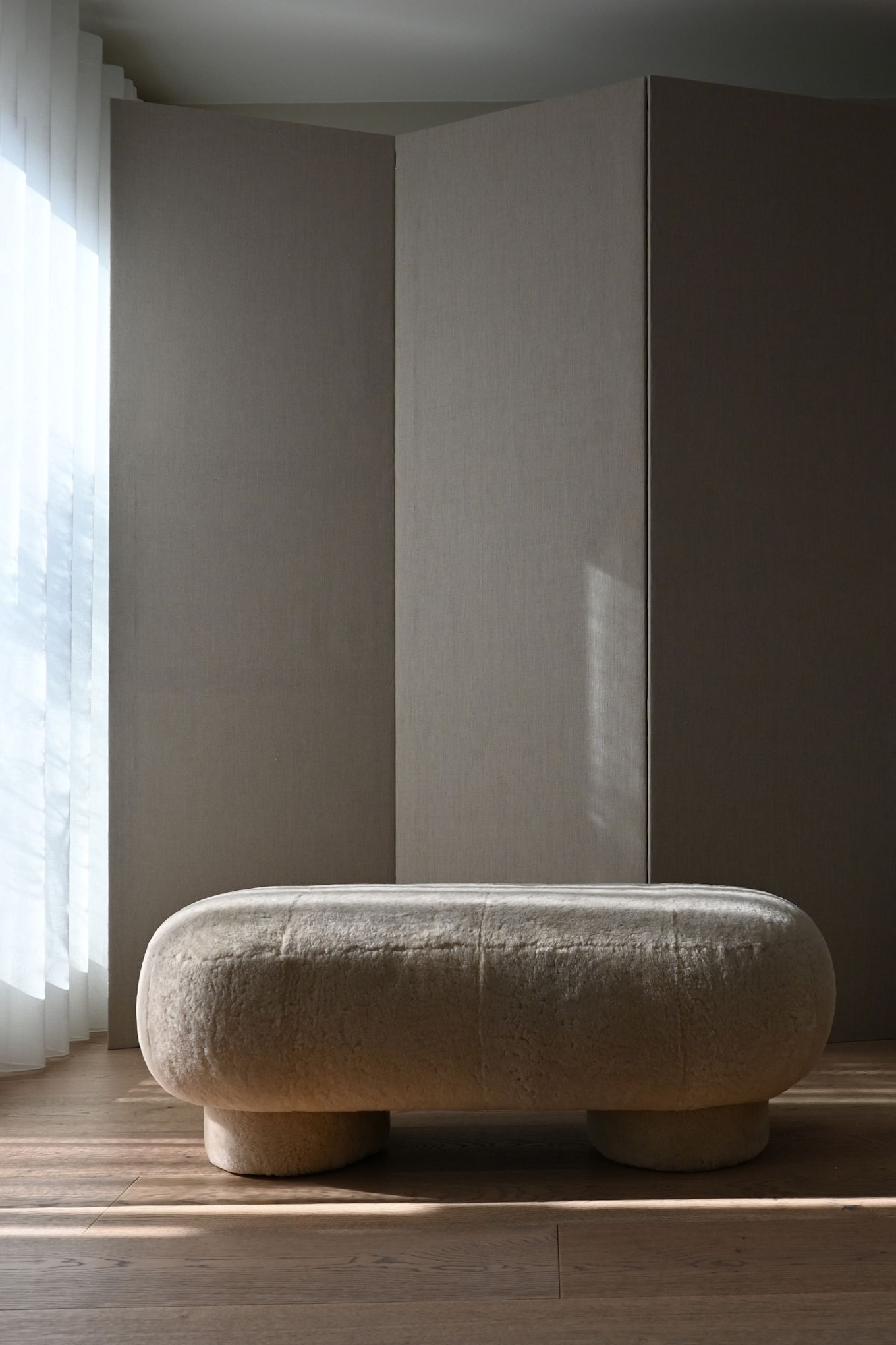 El banco de mohair 101 Copenhagen es un diseño robusto y táctil que encaja a la perfección con las tendencias escandinavas de interiorismo para 2025.