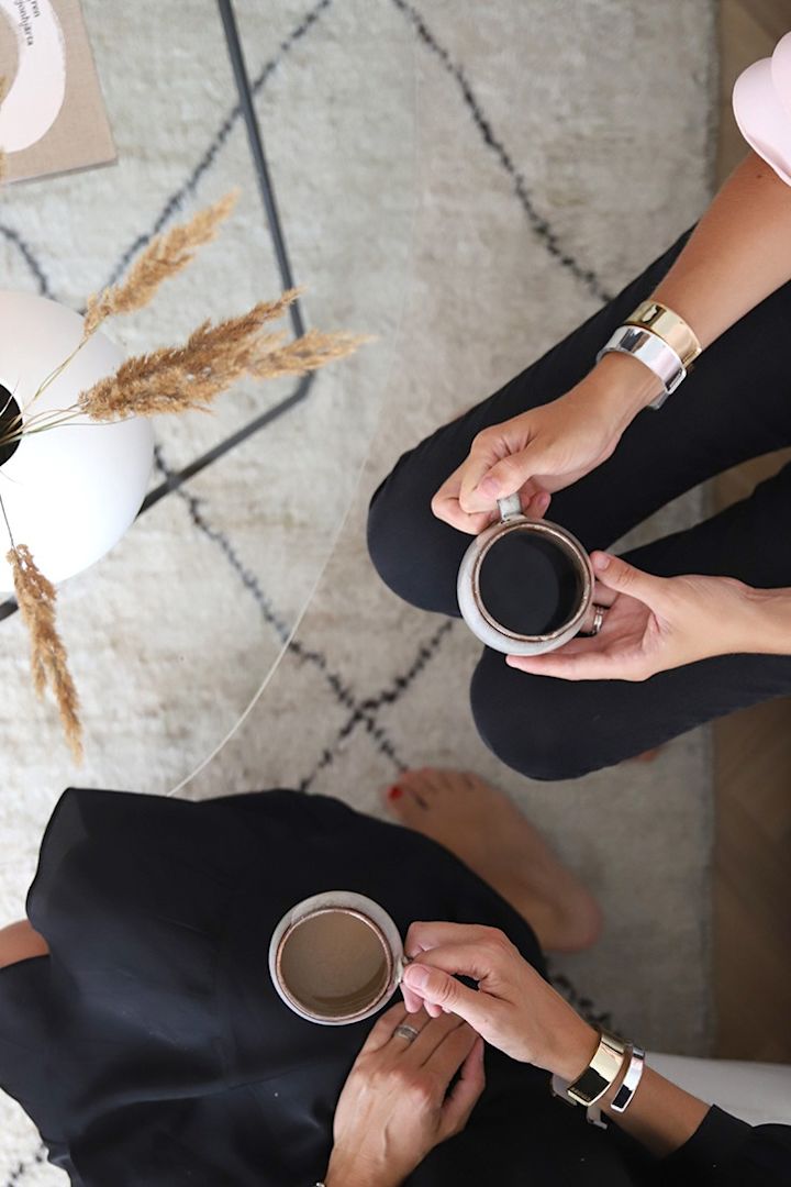 Unos amigos disfrutan de un fika preparado en tazas rústicas de Bloomingville.