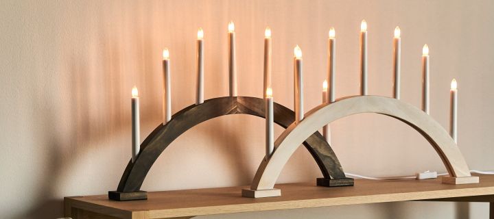 Inspírate con bonitos candelabros de adviento para la Navidad: aquí ves el elegante candelabro de adviento Sky de Scandi Living, hecho de madera teñida oscura y blanqueada.