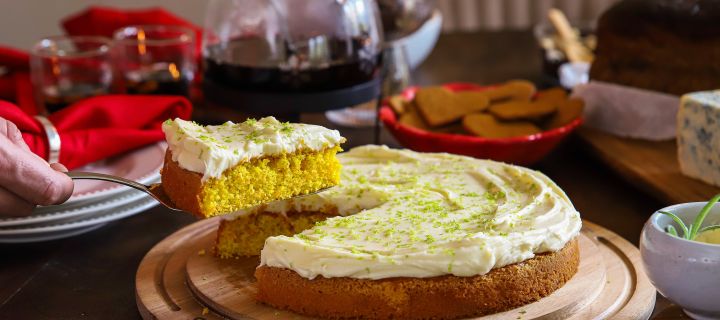 Los consejos de Baka med Frida sobre recetas navideñas sencillas incluyen una tarta de zanahoria con azafrán y glaseado de vainilla, que se sirve en una bonita tabla de cortar de Staub. Foto: Frida Skattberg.