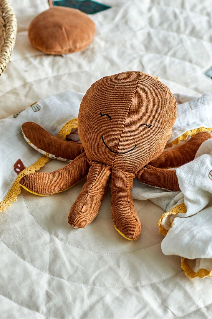 El juguete de peluche Bloomingville Kalle es un pulpo y no solo es bonito, sino que también tiene un sonajero en su interior, lo que lo convierte en una excelente idea para regalos de baby shower.