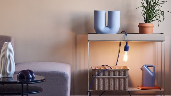 Salón decorado con tonos azules y detalles eclécticos para un interior de estilo danés. 