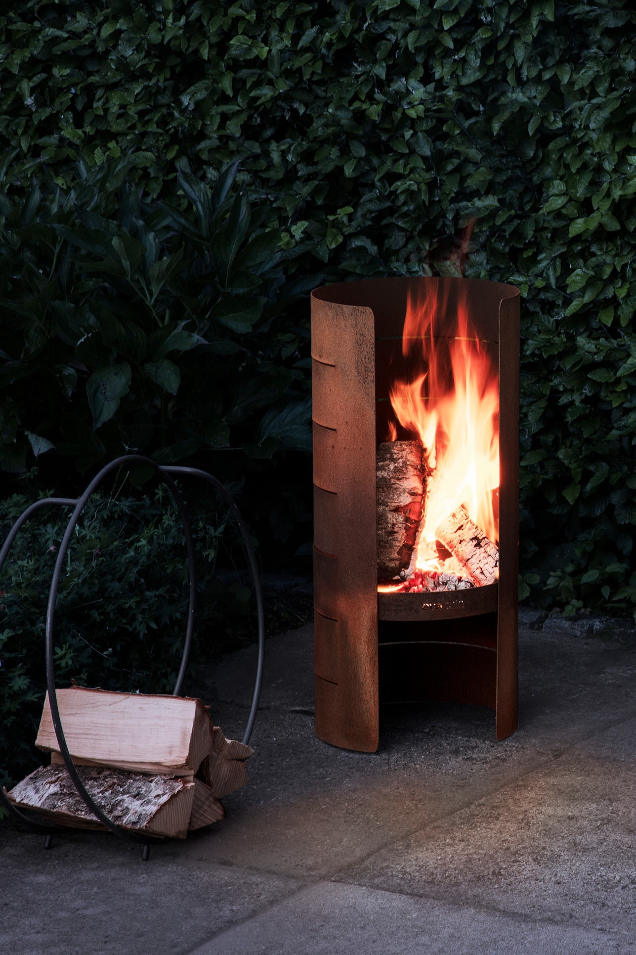 En nuestra lista de tareas de otoño, te damos numerosos consejos sobre qué hacer este otoño con un toque escandinavo, como hacer una hoguera en tu jardín con la chimenea FireCylinder de Eva Solo.