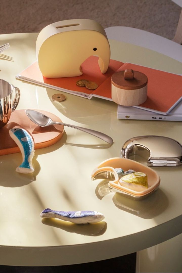 El dinero también es un regalo popular para un baby shower. Empaquétalo cuidadosamente en la hucha Miniphant de Georg Jensen, que es a la vez práctica y decorativa.