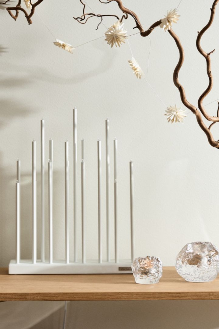 Inspírate con bonitos candelabros de adviento para la Navidad: aquí ves el elegante y moderno candelabro eléctrico Elflugan en gris antracita.