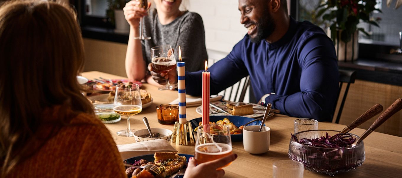 Celebra una Navidad nórdica con amigos alrededor de la mesa navideña.