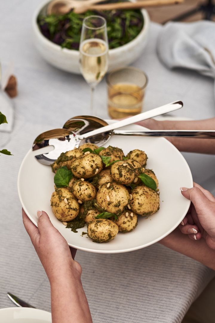 Organiza una fiesta sueca de cangrejos de río y sirve una ensalada de patatas al pesto para acompañarlos.