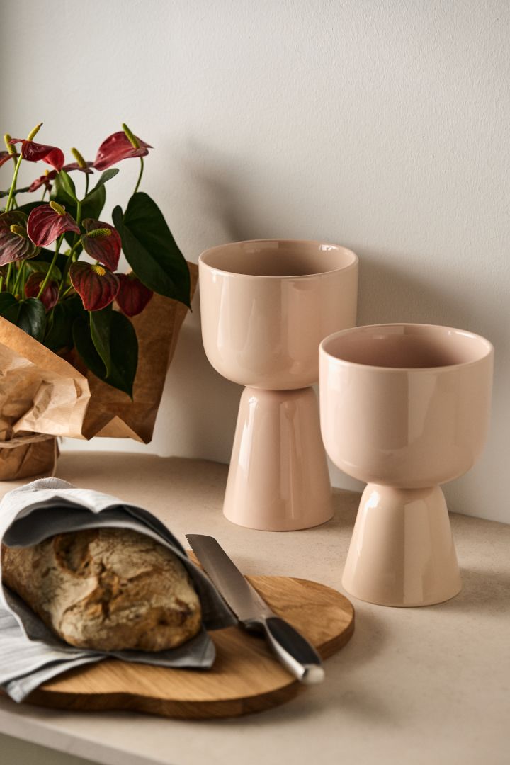 Ideas creativas para regalar en la inauguración de una casa: aquí puedes ver las macetas Nappula de Iittala y el cuchillo real para el pan con la bandeja Alvar Aalto. 