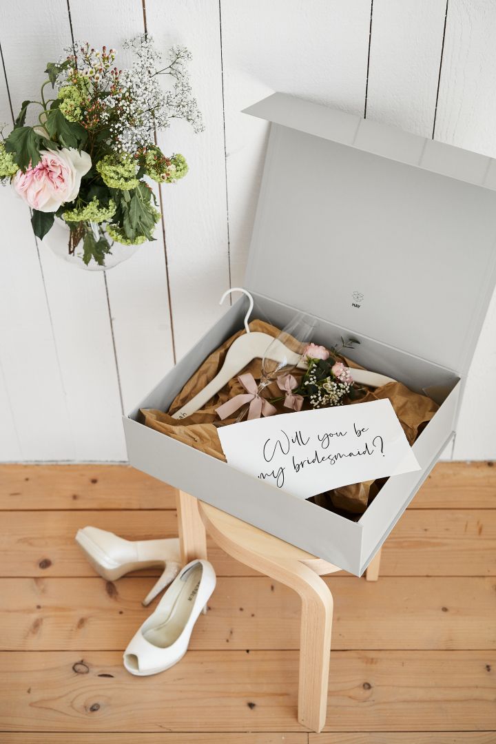 Inspírate con estas ideas de boda únicas como esta propuesta de dama de honor personalizada
con la caja de almacenaje y la percha de HAY, ideal para el vestido de la dama de honor.