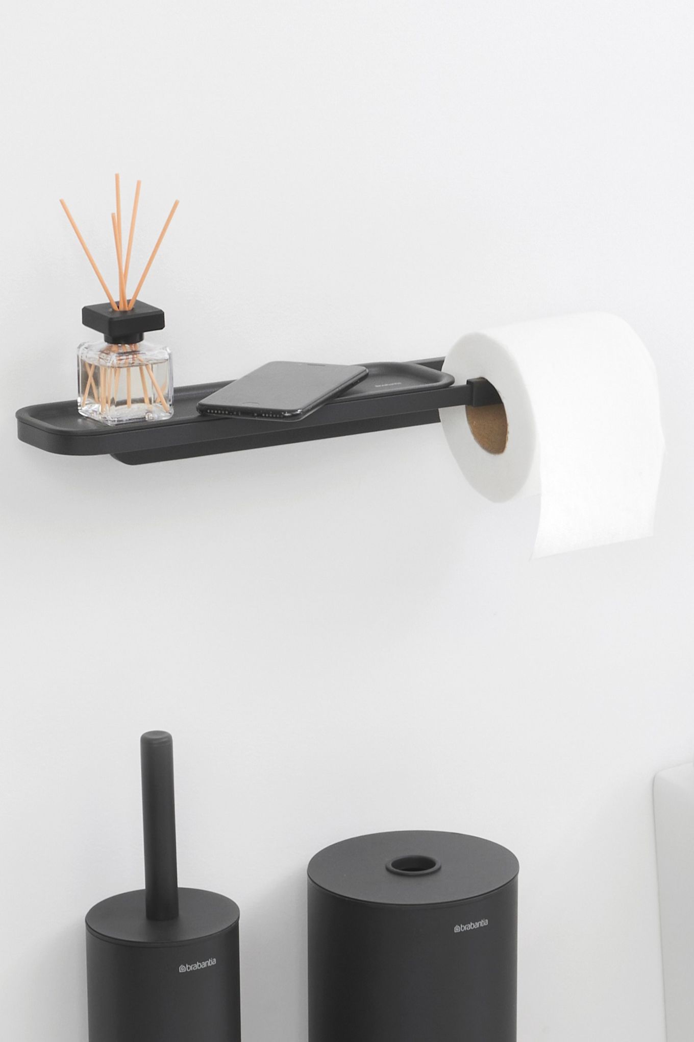 El portarrollos de papel higiénico de Brabanita con un práctico estante para el teléfono o una vela aromática es un práctico truco casero para quienes quieren estar más organizados en el baño.