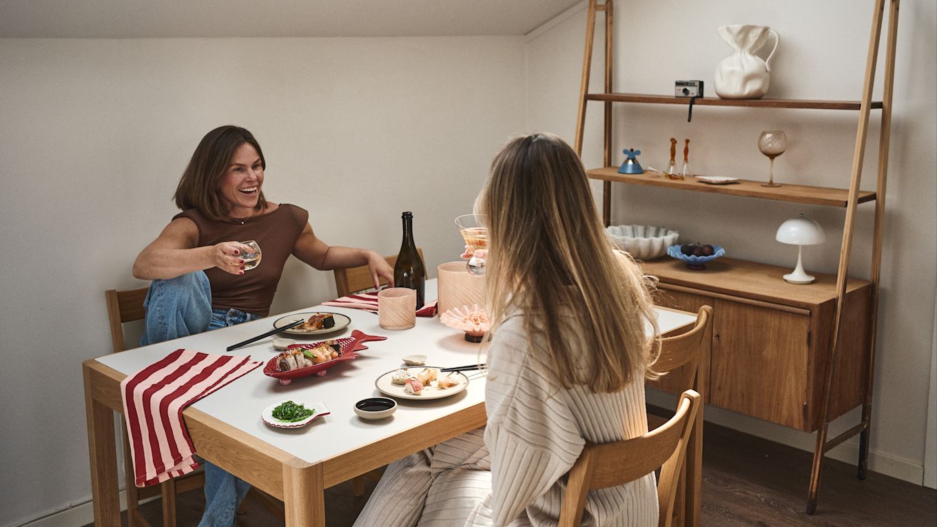 Con porcelana, vidrio, detalles y textiles de Byon podrás crear una deliciosa cena de sushi a mitad de semana. Coloca la mesa con porcelana fina, servilletas y vasos elegantes para agregar un toque dorado a la vida cotidiana.