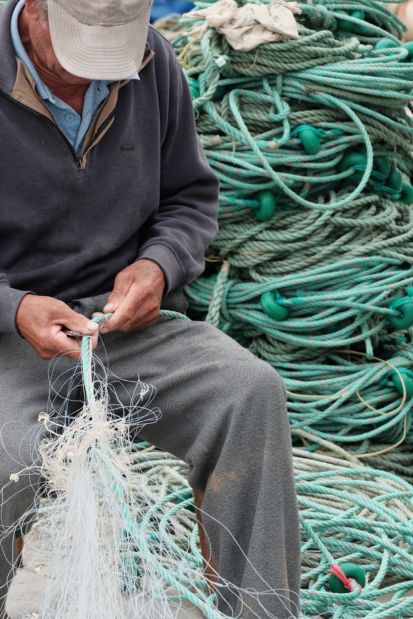 Aquí se ve a un hombre limpiando redes de pesca en Portugal, parte de la iniciativa de
mobiliario sostenible de los estudios Ekbacken, donde las redes se convertirán en
muebles impresos en 3D.