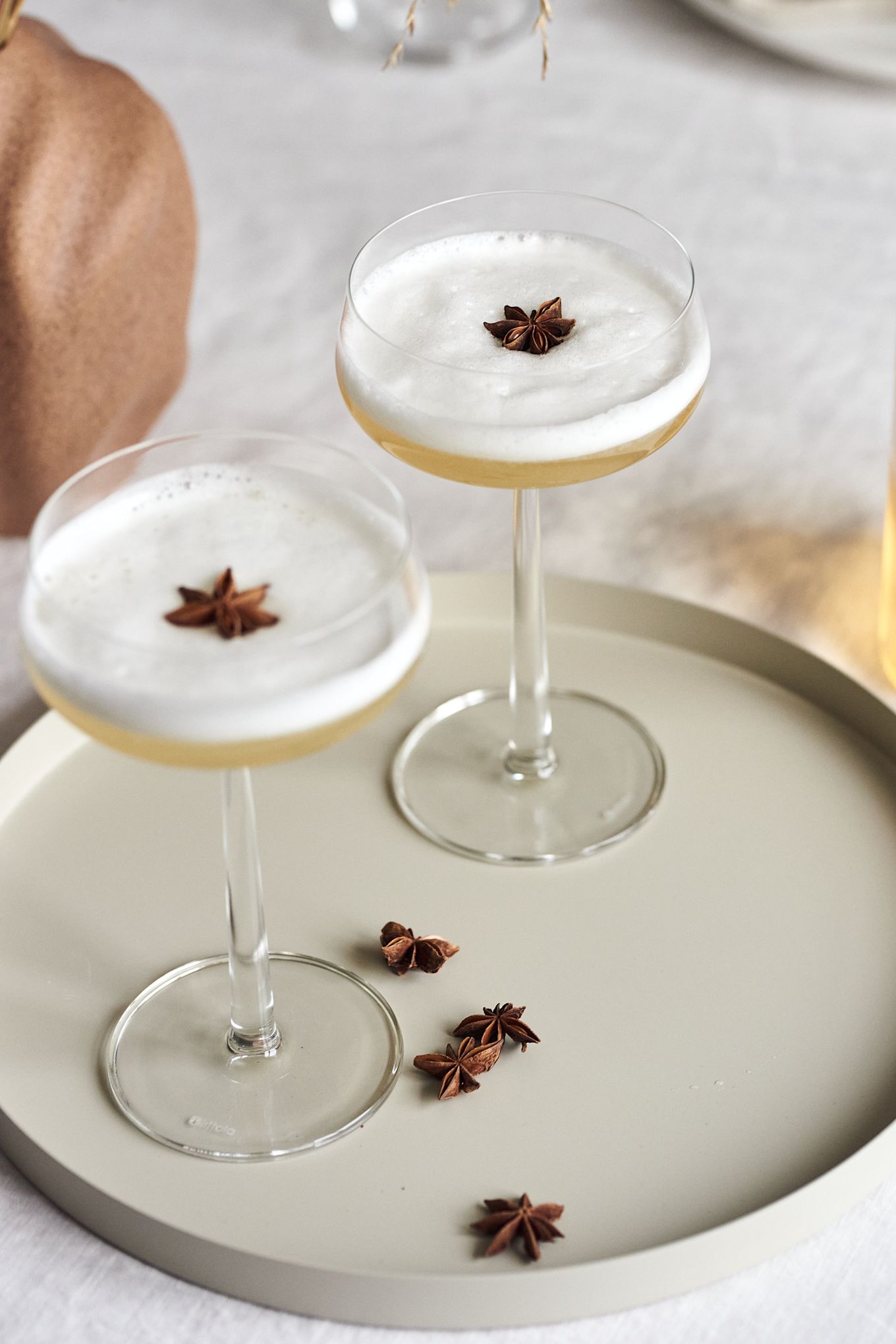 5 recetas de cócteles festivos para el año nuevo - bebidas en copa de cóctel Iittala Essence en bandeja de Cooee Design.