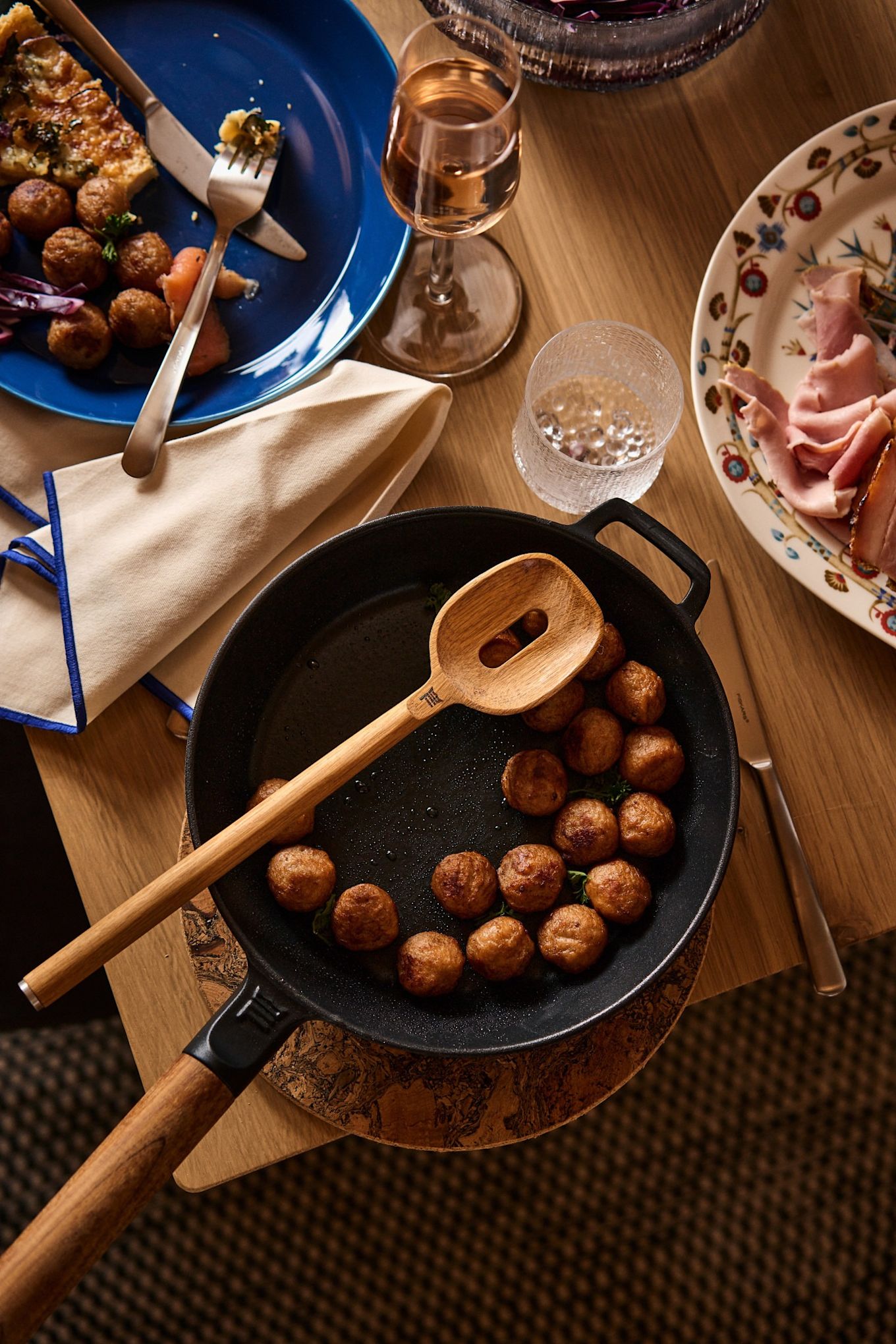 Albóndigas fritas en una sartén de hierro fundido Norden de Fiskars.