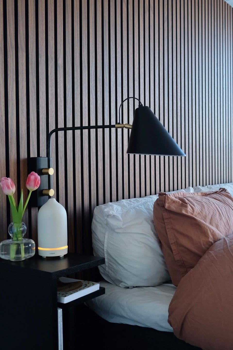 Boho y otros estilos de decoración: el aplique negro Club de House Doctor crea un look industrial en el dormitorio de @husetvidklippan.