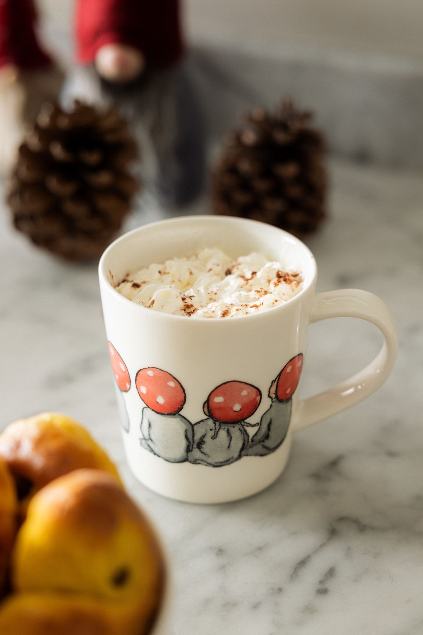 Una taza de chocolate caliente, que aquí vemos en la bonita taza de Design House Stockholm junto a un cuenco de lussekatter, es una parte importante de la Navidad sueca y de las historias navideñas suecas.