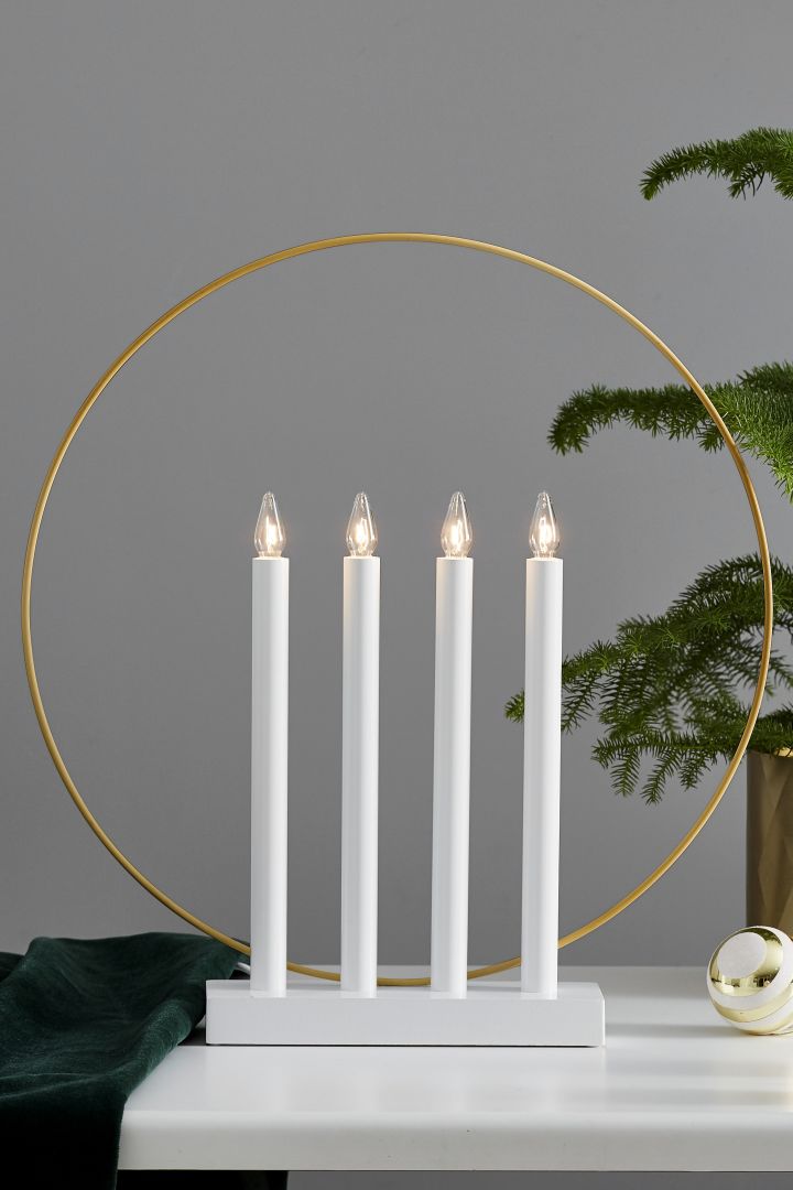 Inspírate con bonitos candelabros de adviento para la Navidad: aquí ves el elegante y moderno candelabro de adviento Glory en negro, blanco y dorado de Star Trading.