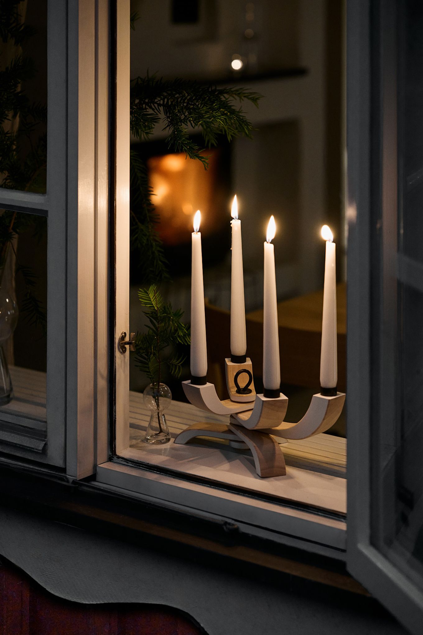 Aquí puedes ver un típico portavelas escandinavo, Nordic Light, de Design House Stockholm, colocado en una ventana, que no puede faltar en la Navidad sueca.