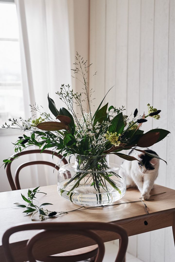 El jarrón Urna de Marimekko con un ramo de flores de Blombruket.