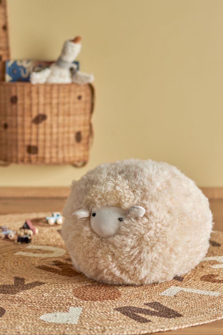 Rubert es un peluche con forma de oveja de Bloomingville y es un peluche mullido que además se convierte en un bonito detalle de decoración para la habitación infantil. Un regalo perfecto para baby showers.