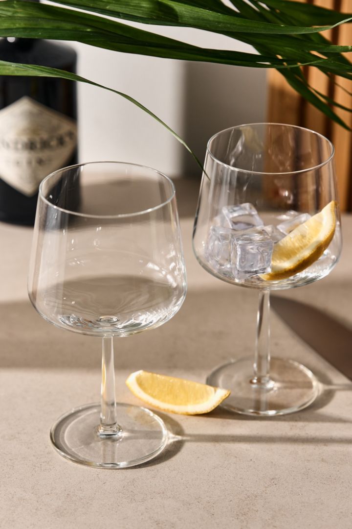 Ideas creativas para regalar en un cumpleaños: aquí puedes ver los nuevos vasos de gin-tonic de la serie Essence de Iittala. 