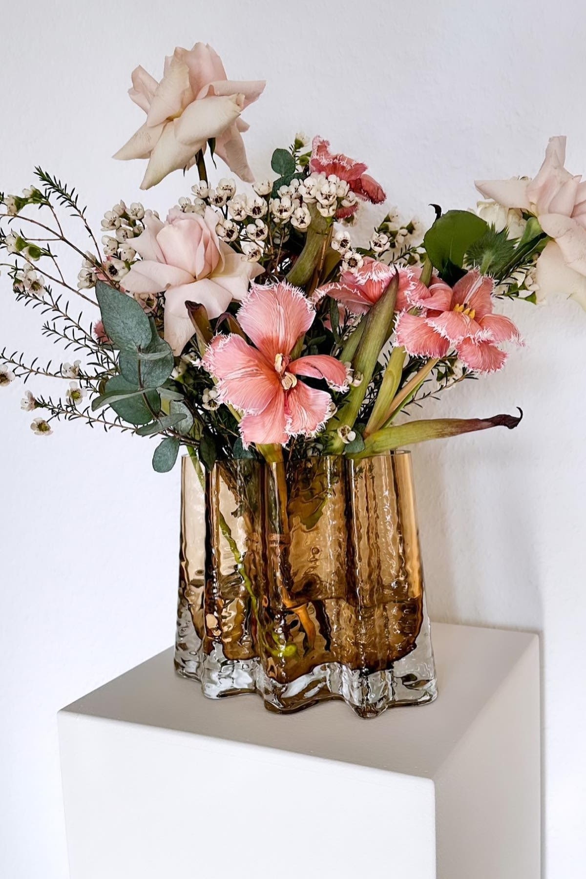 San Valentín en casa: regala flores en un bonito jarrón como el Gry Wide Vase de Cooee Design, visto aquí en @interiorby_su.