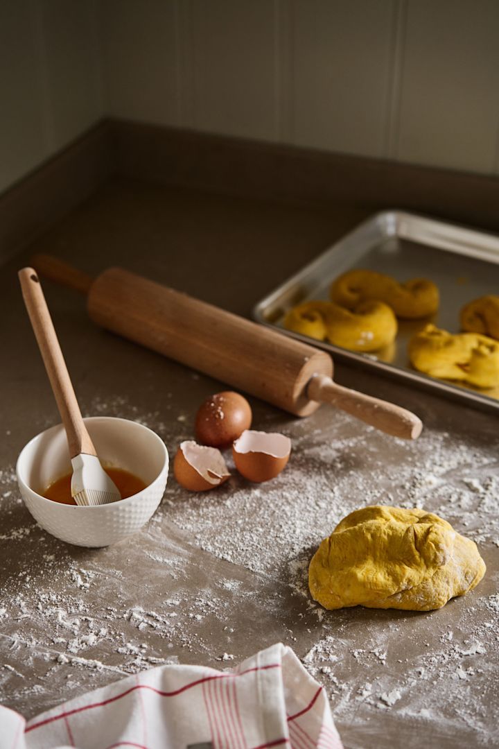 La repostería también es un elemento importante de la Navidad sueca. Aquí puedes ver una madre de nuestro cuento de Navidad sueco preparando la masa para el lussekatter con la ayuda de utensilios de repostería de Nordwik.