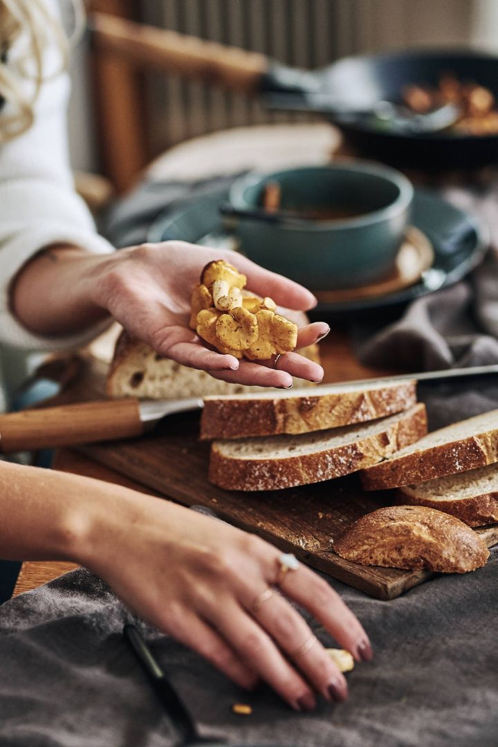 Cosas del estilo de vida escandinavo que puedes probar este invierno: champiñones frescos para freír y poner sobre tostadas.