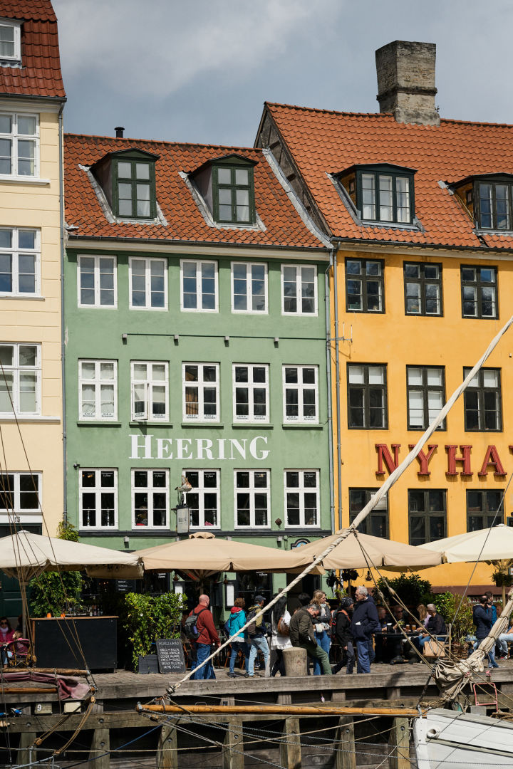 Una parada en el puerto de Nyhavn es imprescindible en cualquier visita a Copenhague. Aquí se ven las coloridas casas del puerto y algunos barcos. 