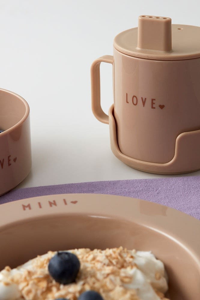 El set de iniciación Favorit Mini de Design Letters consta de plato, bol, taza con asa y cucharas, lo que lo convierte en un regalo perfecto para baby shower.