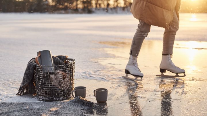 Cosas del estilo de vida escandinavo para probar: patinar sobre un lago, lleva tu cesta korbo y un termo de café y disfruta de un día en el hielo.