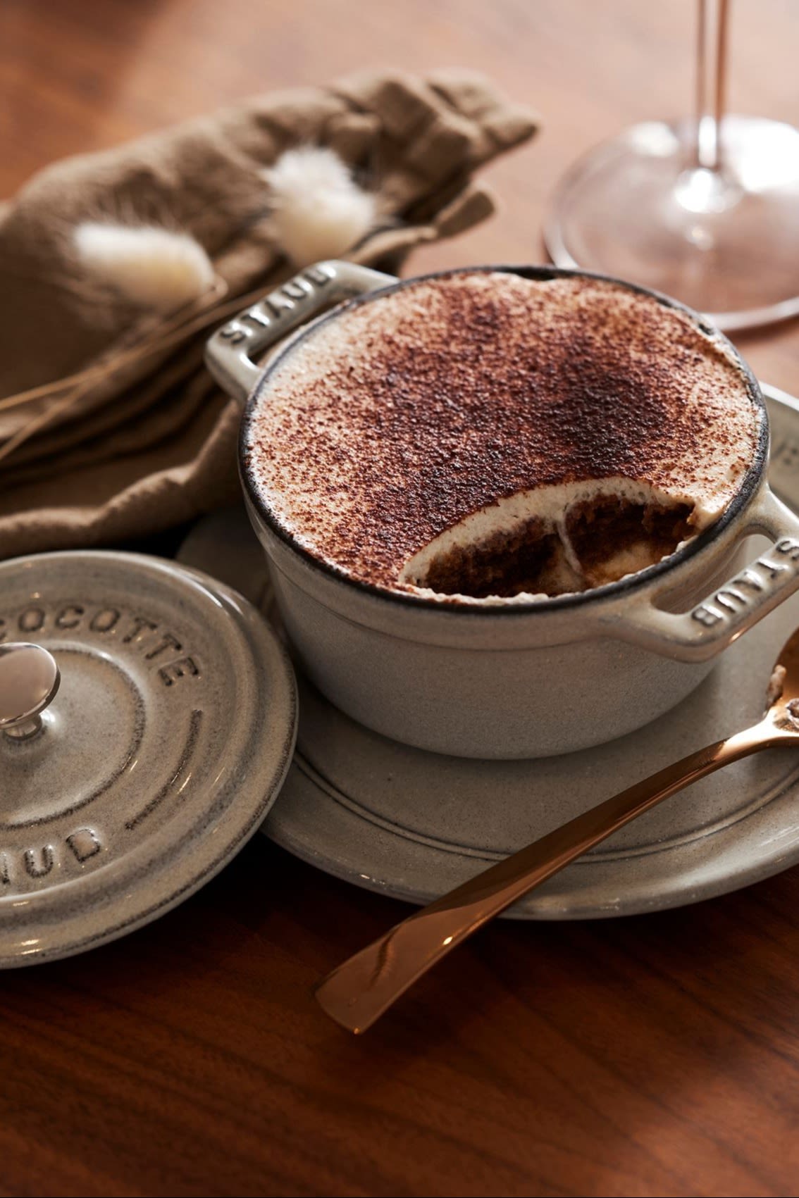 San Valentín en casa: el tiramisú es siempre una buena opción como postre de San Valentín, aquí servido en una tarrina de trufa blanca de Staub.