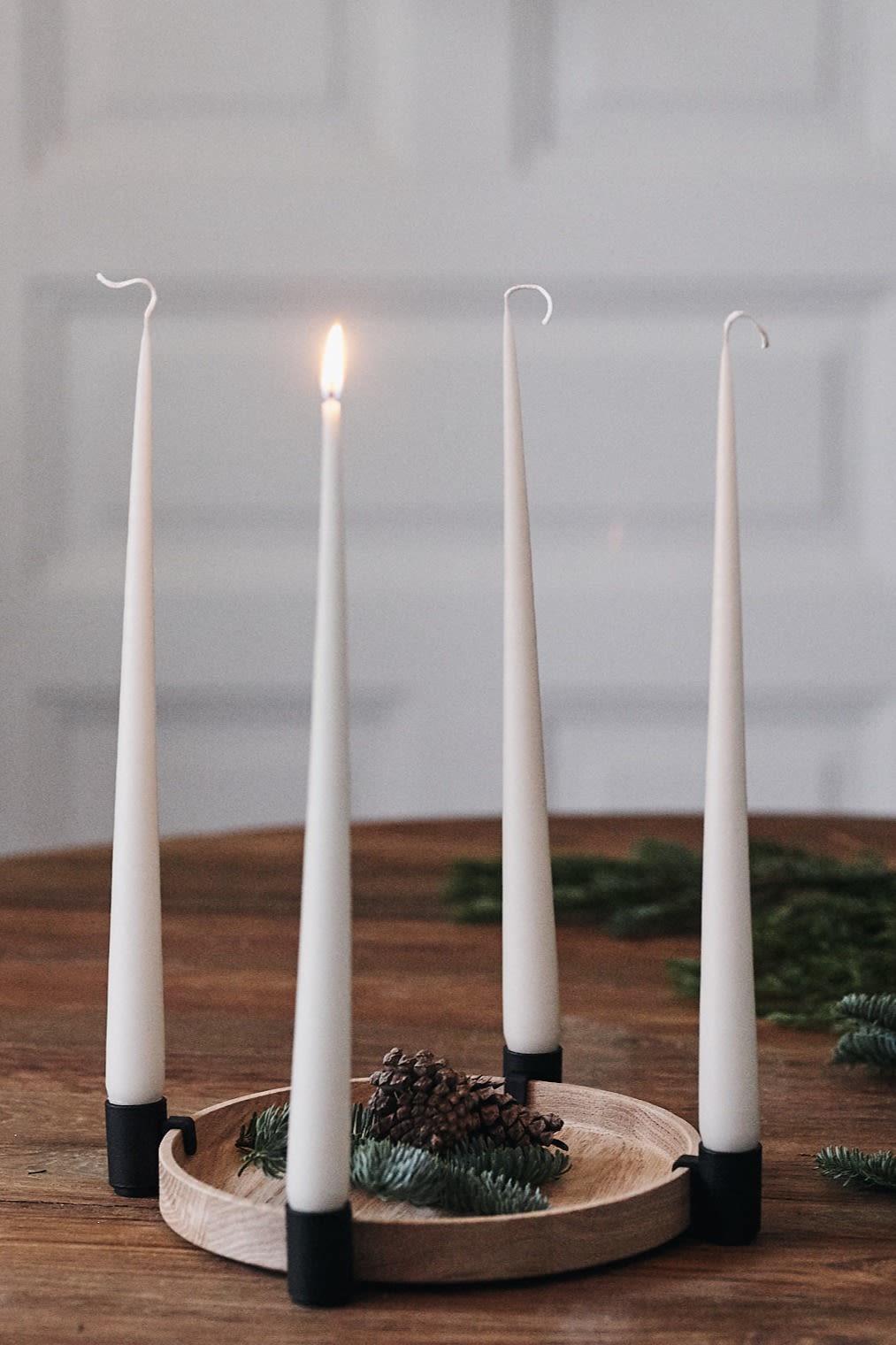 Cómo decorar con adornos navideños tradicionales escandinavos: el candelabro Luna de Applicata luce con elegancia colocado sobre la mesa navideña. Los portavelas son ajustables, por lo que puedes elegir cómo distribuir tus velas.