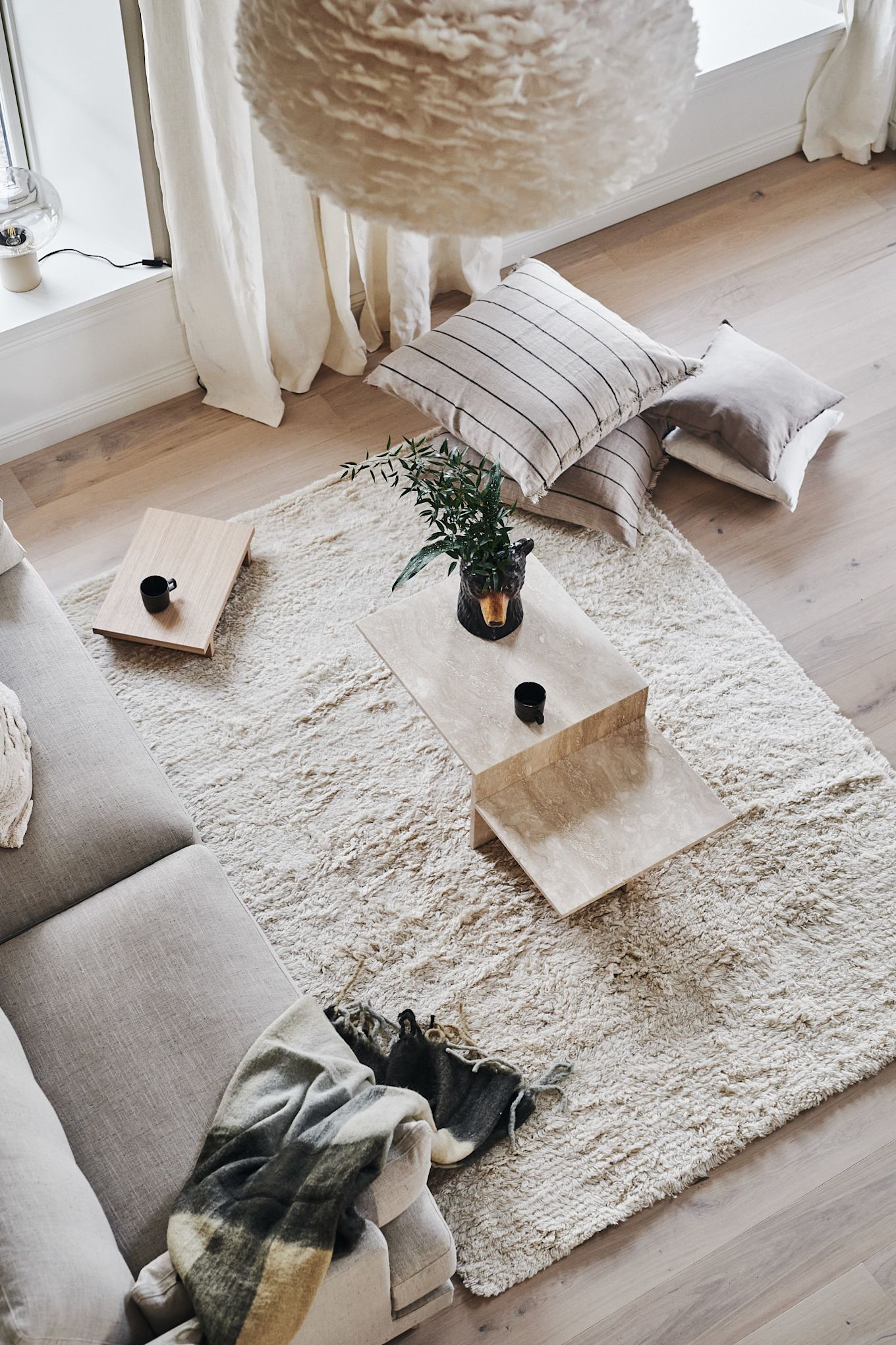 Coloca la acogedora alfombra blanca Cozy de Scandi Living en el salón.