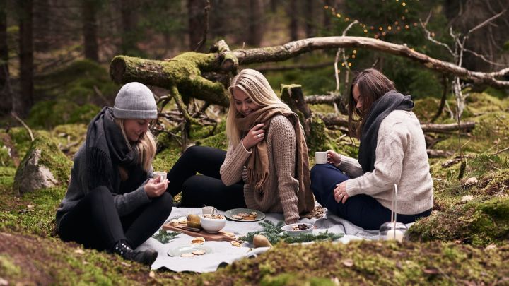 Un picnic de vino caliente con amigos en el bosque: una excelente idea para sentir el espíritu del Adviento.