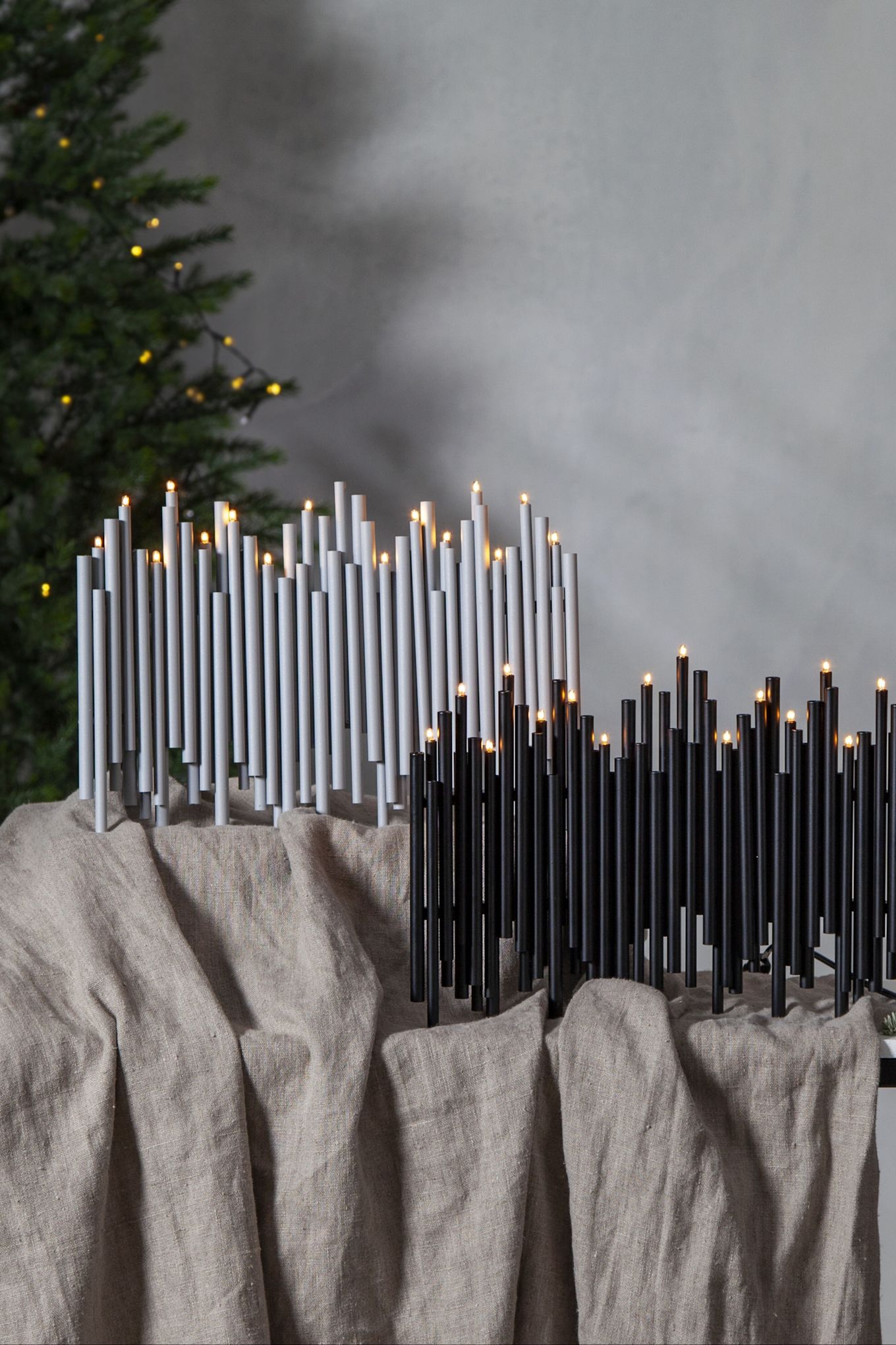 Inspírate con bonitos candelabros de adviento para la Navidad: aquí ves los elegantes y modernos candelabros de adviento Flow de Star Trading en gris y blanco.