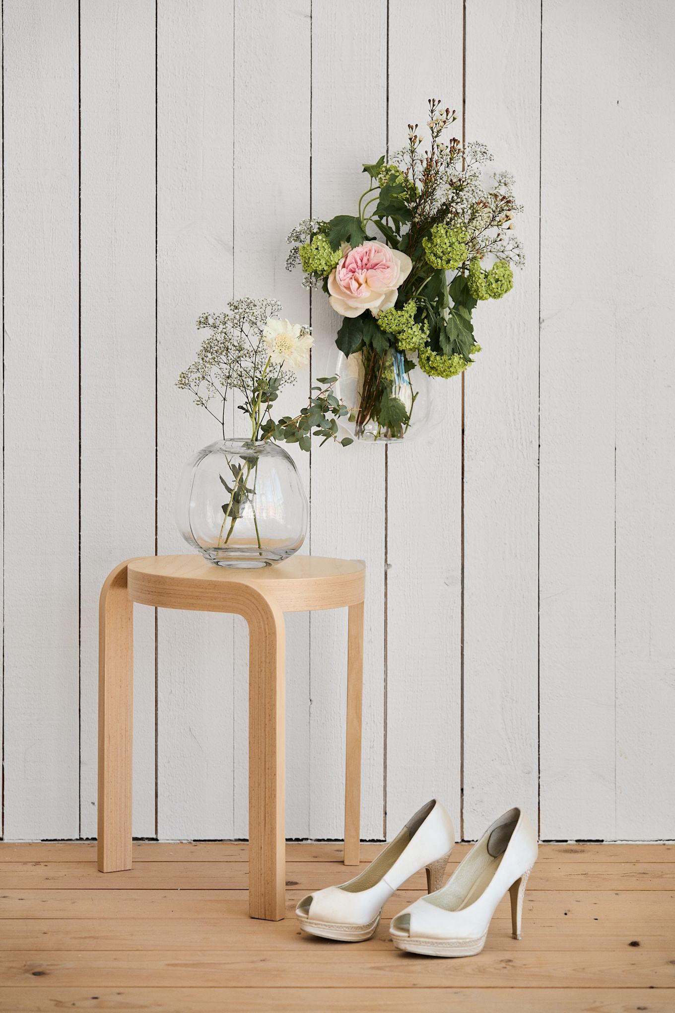 Las ideas de boda únicas deben fotografiarse para recordarse. Aquí vemos el taburete de madera
de Swedese y dos jarrones colgando sobre un par de zapatos de boda.