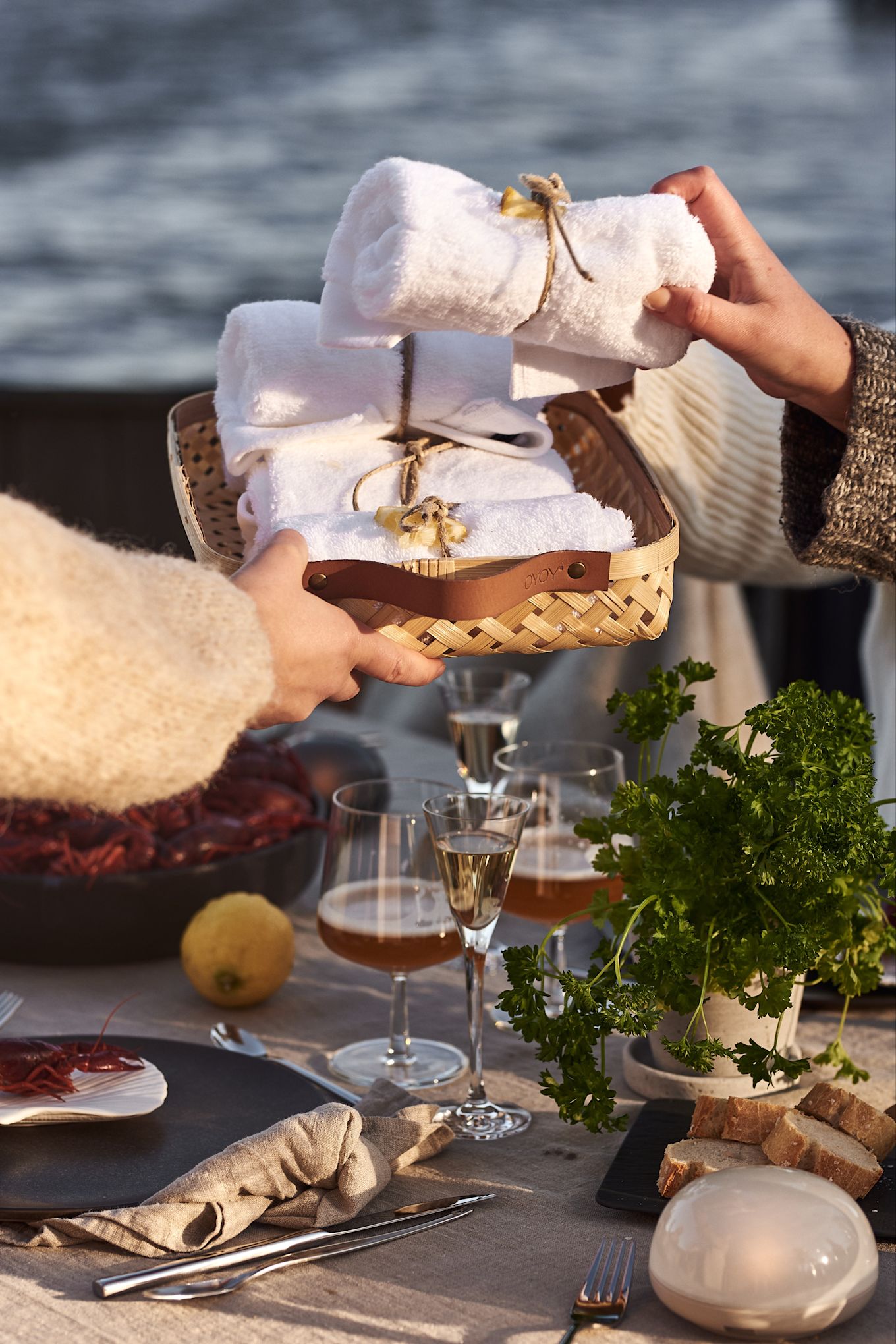 Organiza una fiesta sueca de cangrejos de río y coloca una pequeña cesta sobre la mesa llena de toallas de mano húmedas para que tus invitados se laven las manos.