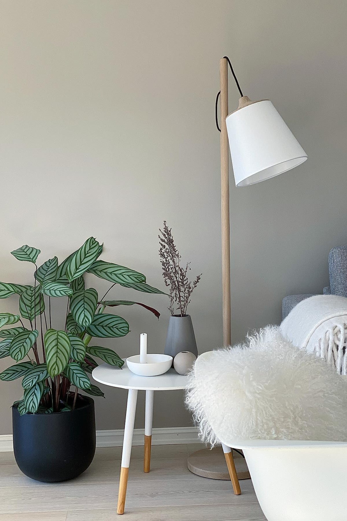 Boho y otros estilos de decoración: Aquí puedes ver el salón de estilo escandinavo con la lámpara de pie Muuto Pull del usuario de Instagram sol_hellinga.