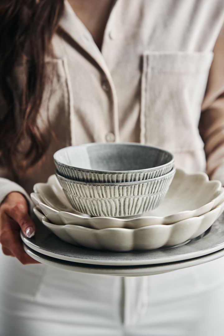 Pon la mesa con cuencos grises Stripes, cuencos beige Oyster en Sand junto con platos Basic en gris de Mateus. 