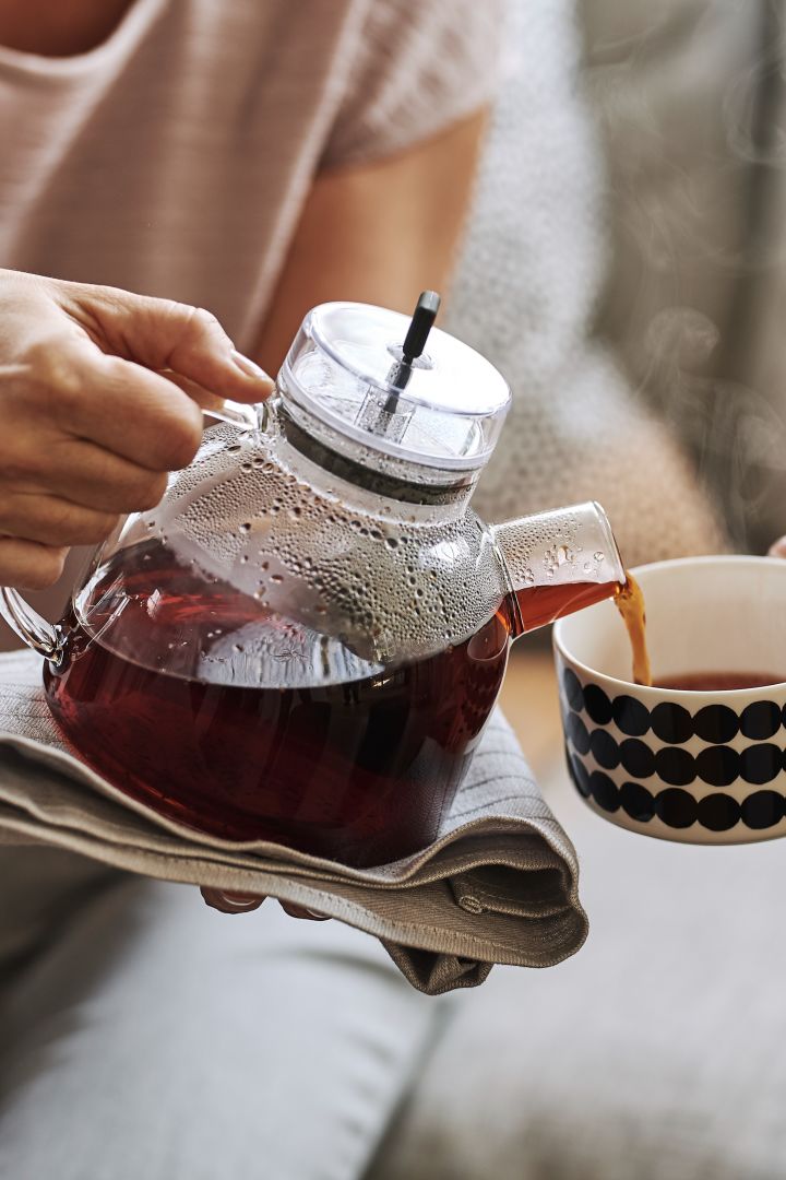 Crea un acogedor salón hygge e invita a tus amigos a un "fika" contigo. Disfruta de una taza de té con la tetera Audo Copenhagen Kettle. 