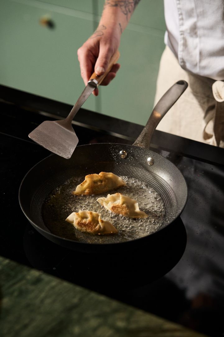 Consejos para regalos de Navidad - ¡una buena sartén para el cocinero en casa! Aquí está la sartén antiadherente Satake de hierro fundido ligero.