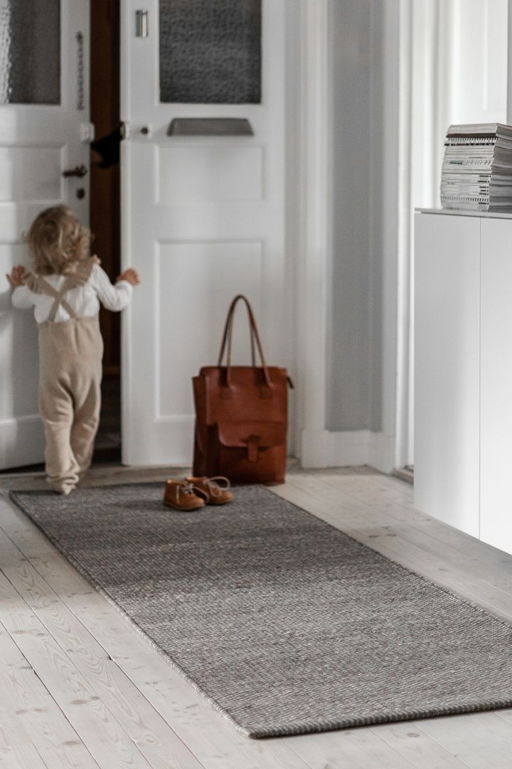 Cómo decorar un recibidor pequeño: inspírate en una alfombra estrecha y acogedora de Scandi Living que crea espacio y una sensación acogedora.