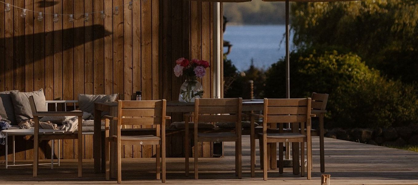 Un acogedor comedor en una terraza de madera.