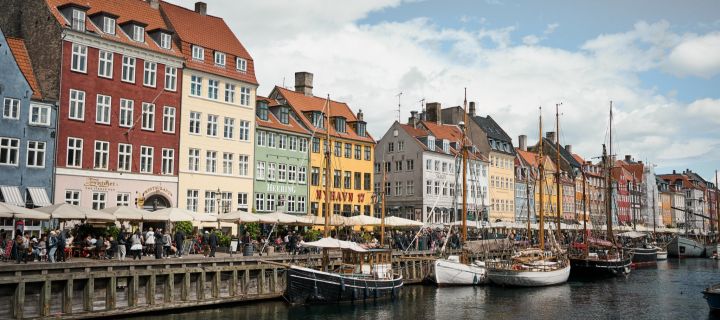 El puerto de Nyhaven o New Haven de Copenhague es un lugar turístico muy popular, de visita obligada en cualquier guía de la ciudad. 