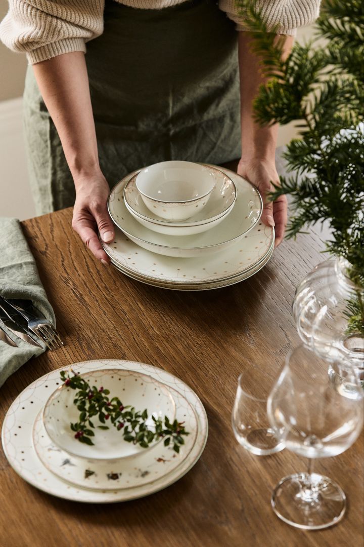 Cómo decorar con adornos navideños tradicionales escandinavos: la colección Julemorgen de Wik & Walsøe aporta un toque lujoso y escandinavo a la mesa de tu cena navideña.