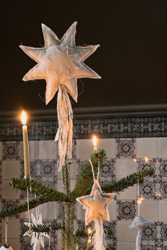 Las decoraciones navideñas nostálgicas están por todas partes en 2024, como estas estrellas de fieltro para el árbol de Navidad de ferm LIVING.