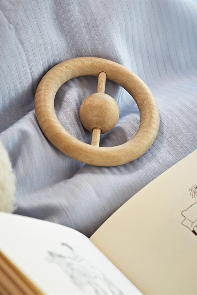 Los sonajeros estimulan los sentidos del bebé de diferentes formas. El sonajero de Kay Bojesen tiene forma de anillo y está fabricado en madera, lo que lo convierte en un excelente regalo para baby showers.