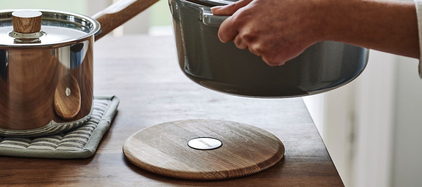 El salvamanteles magnético Nordic Kitchen de Eva Solo es un práctico truco casero para la cocina que te simplificará el día a día en un abrir y cerrar de ojos.