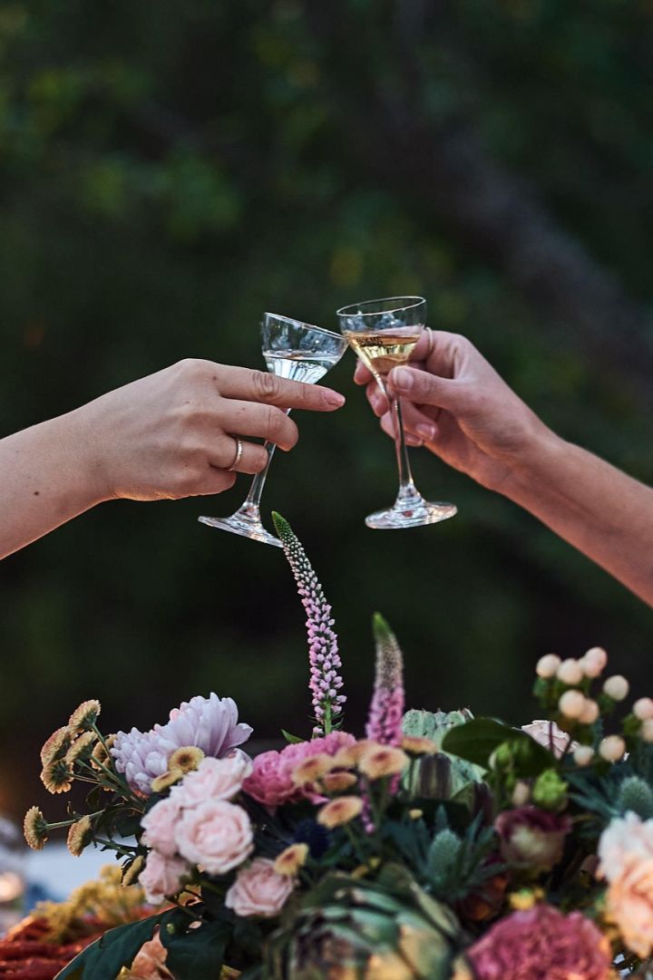 Organiza una fiesta sueca de cangrejos de río y únase a las tradiciones suecas de beber refrescos y cantar canciones para beber.